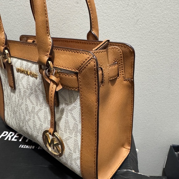 Micheal Kors handbag. - Picture 2 of 3